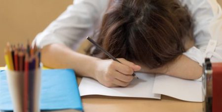 خمسة عادات تستنزف طاقتك اليومية .. تعرف عليها