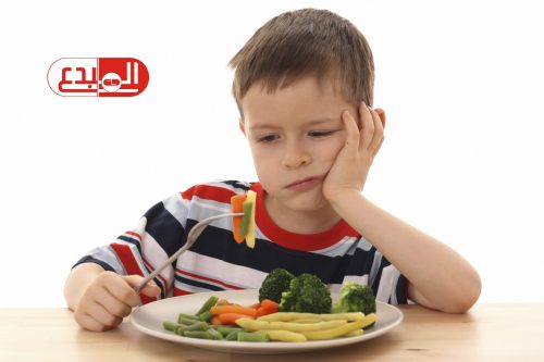 بالذكاء والهدوء .. 10 حيل تجعل طفلك يحب الأكل