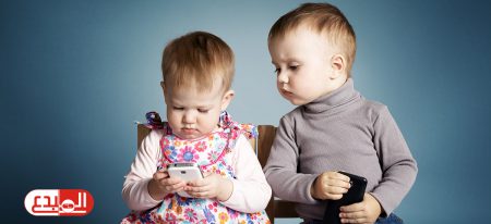 دراسة: ارتفاع وقت لعب الأطفال على الموبايل والتابلت إلى 5 ساعات يوميا
