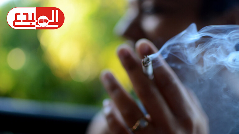 اكتشاف صلة بين التدخين وزيادة خطر إصابة الرجال بمرض “كان يُعتقد أنه مرض نسائي”