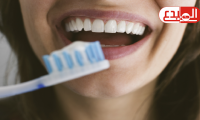 دراسة: تنظيف الأسنان في وقت معين من اليوم عامل “مهم” لطول العمر